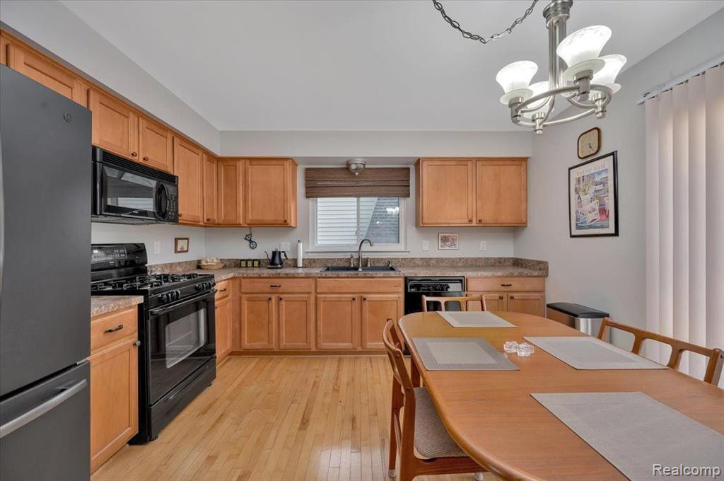 2884 ROUNDTREE Drive, Troy, MI 48083 — Photo 13