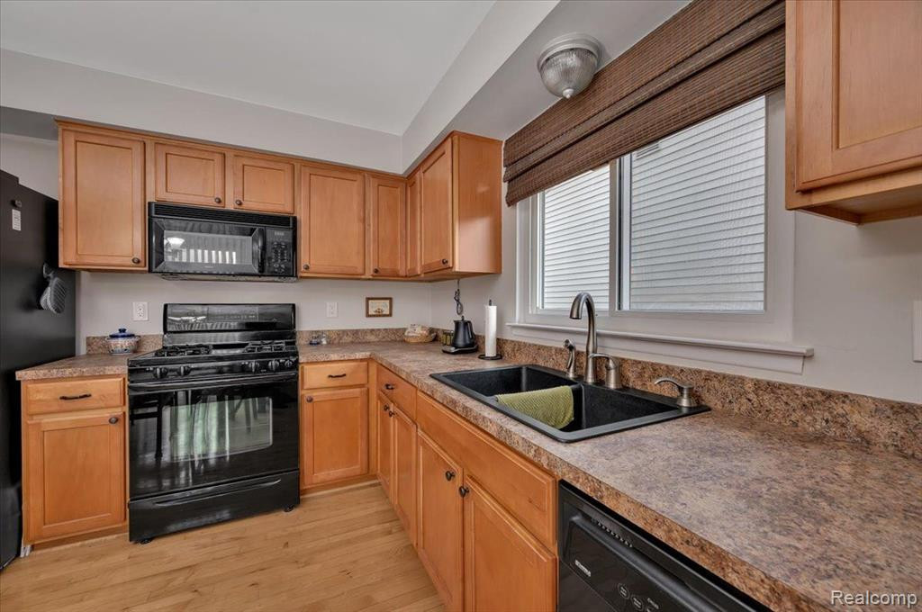 2884 ROUNDTREE Drive, Troy, MI 48083 — Photo 14