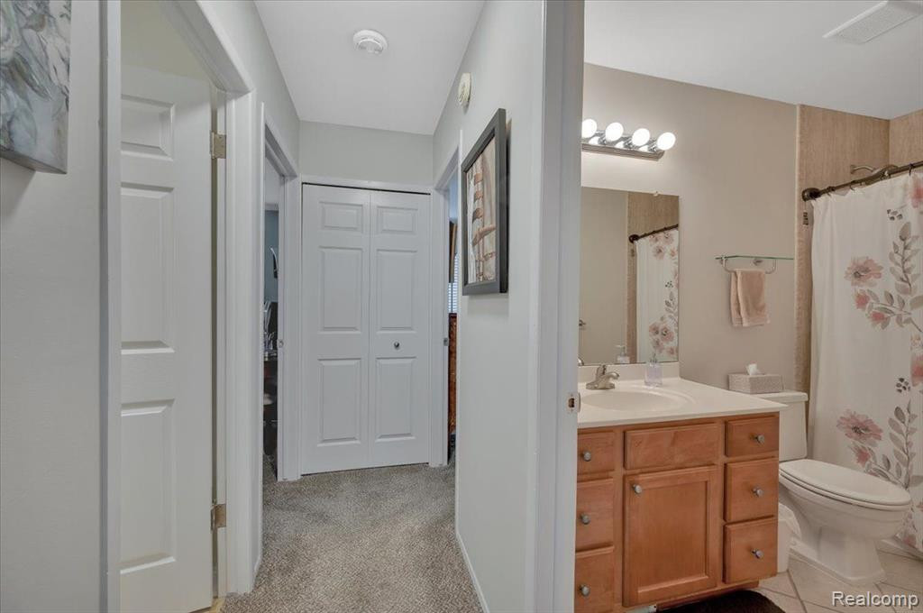 2884 ROUNDTREE Drive, Troy, MI 48083 — Photo 16