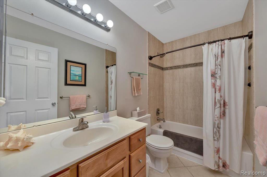 2884 ROUNDTREE Drive, Troy, MI 48083 — Photo 17
