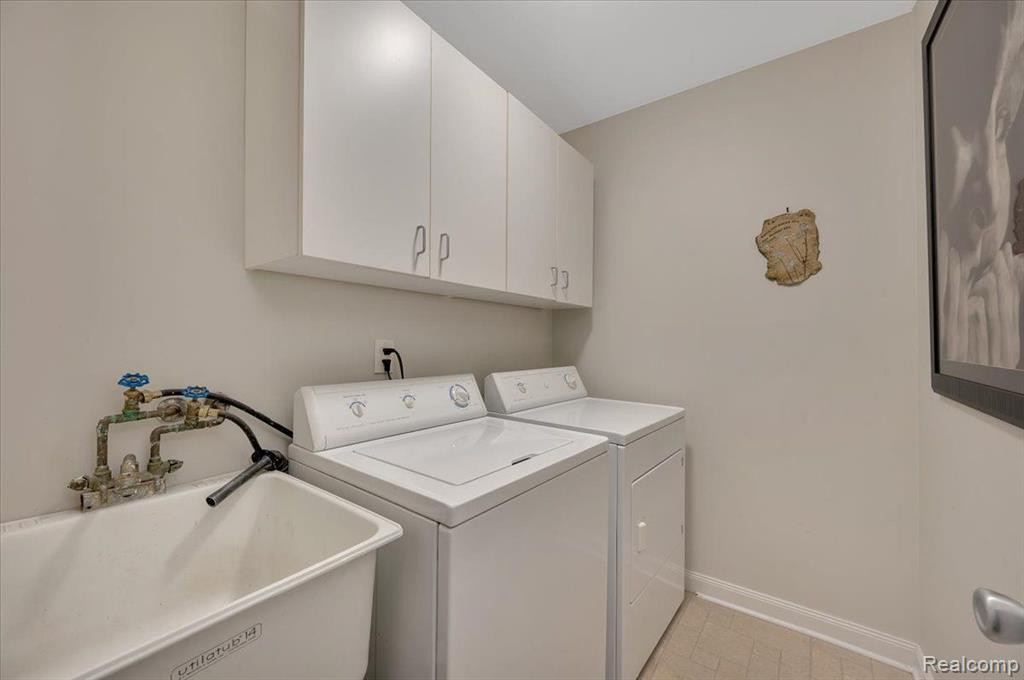 2884 ROUNDTREE Drive, Troy, MI 48083 — Photo 18