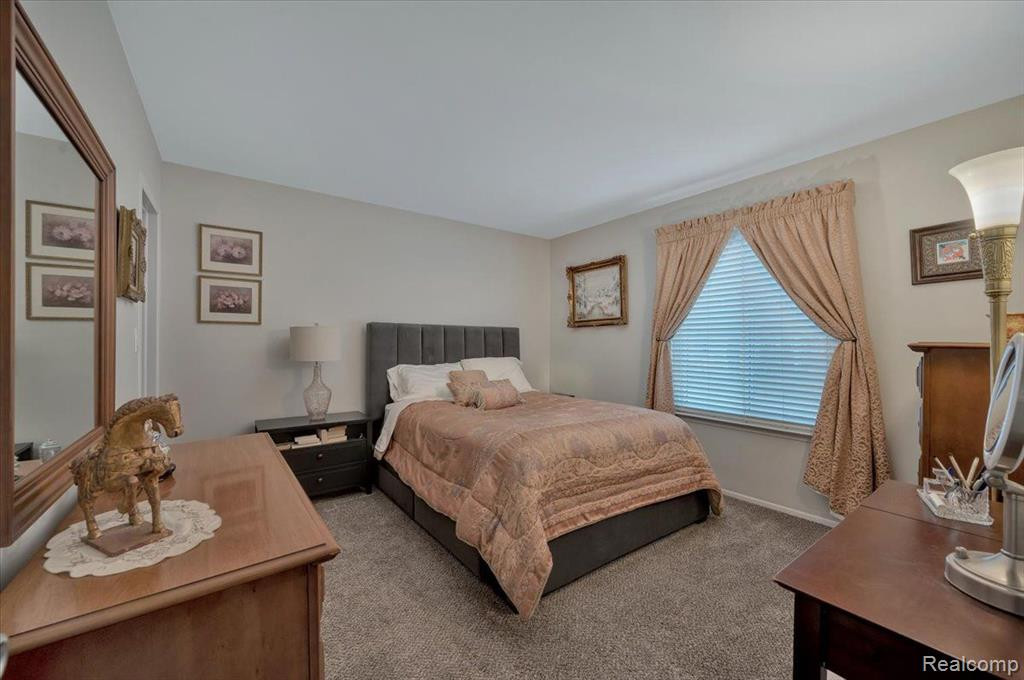 2884 ROUNDTREE Drive, Troy, MI 48083 — Photo 19