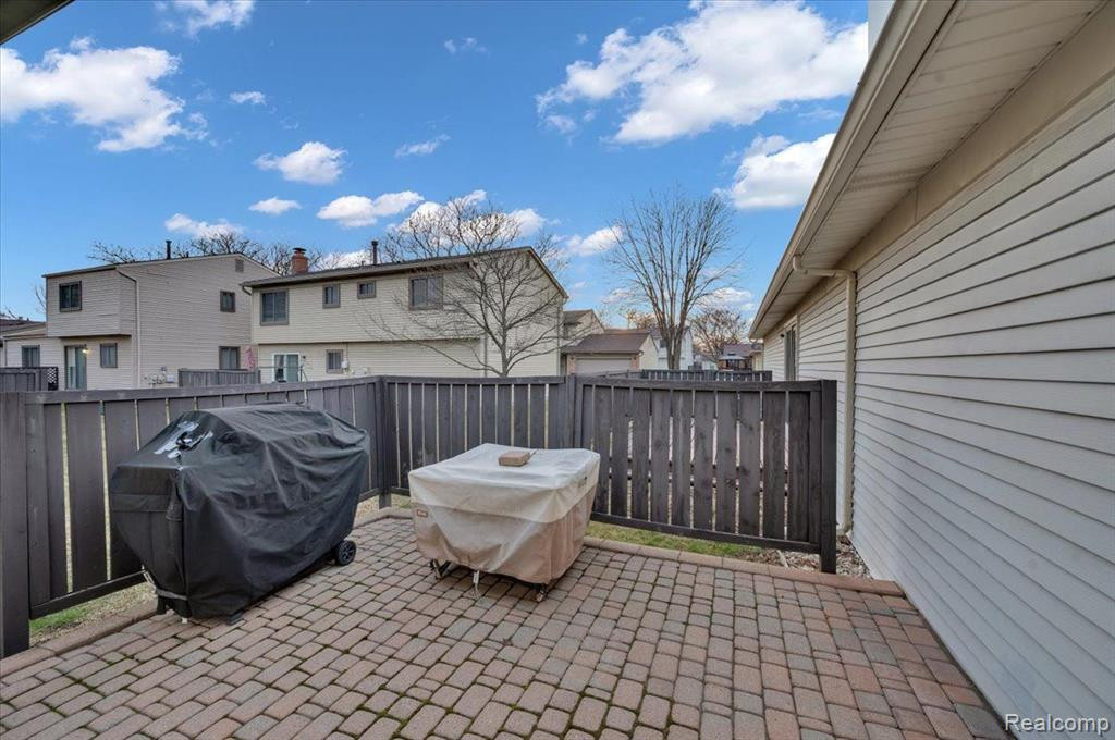 2884 ROUNDTREE Drive, Troy, MI 48083 — Photo 28