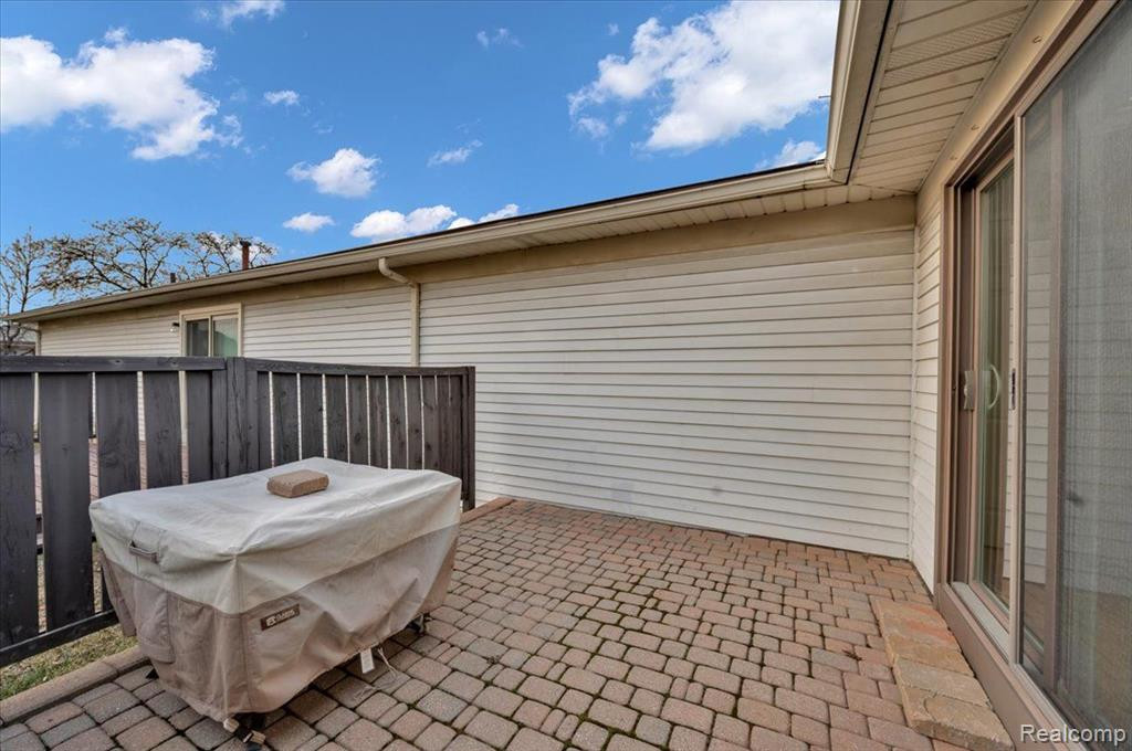 2884 ROUNDTREE Drive, Troy, MI 48083 — Photo 29