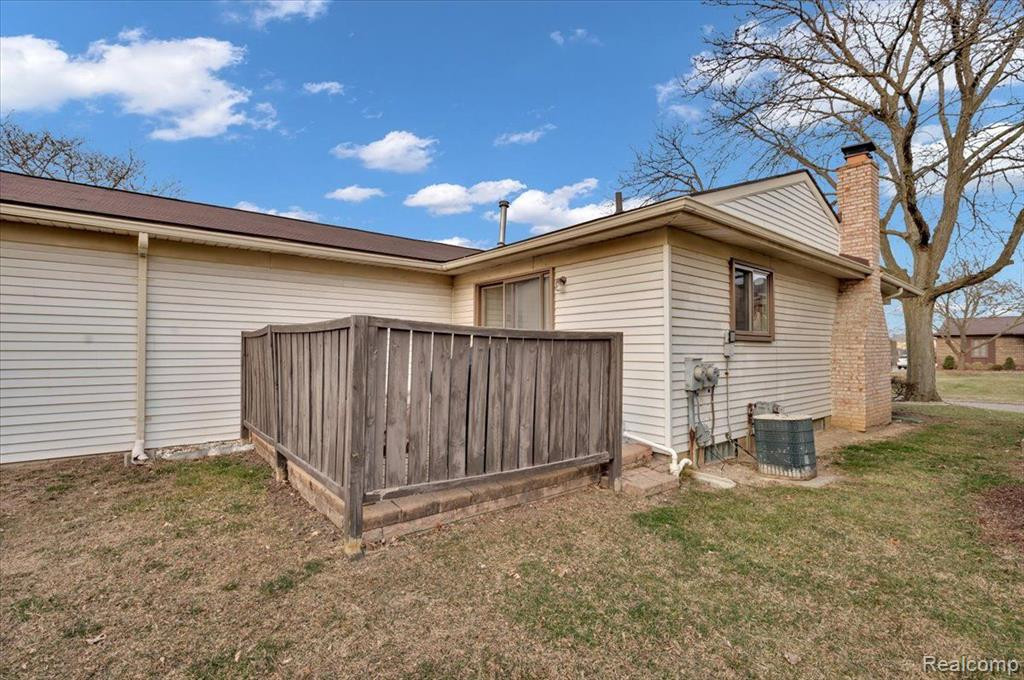 2884 ROUNDTREE Drive, Troy, MI 48083 — Photo 30