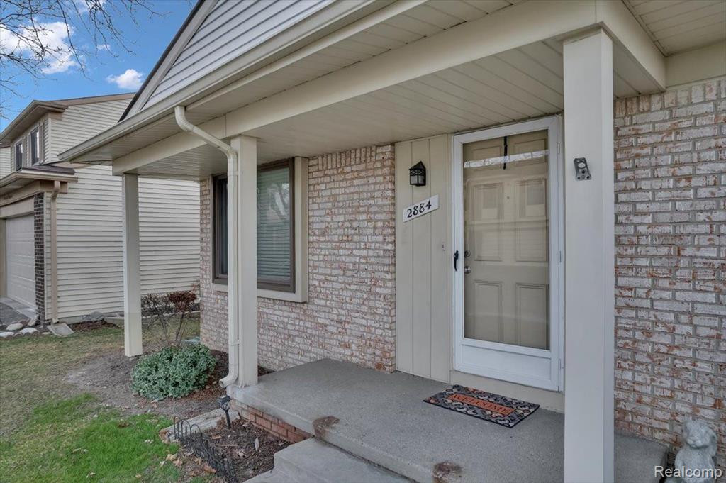 2884 ROUNDTREE Drive, Troy, MI 48083 — Photo 31