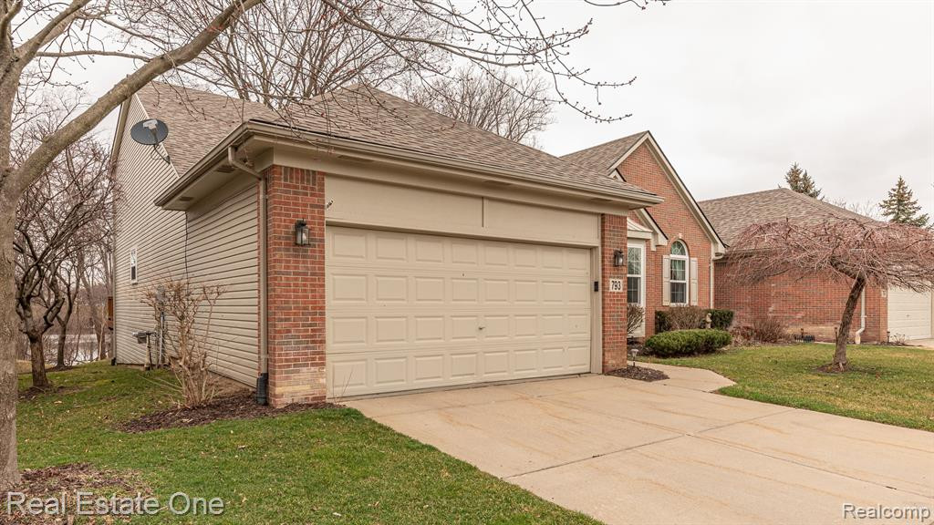 793 WOODHAVEN Drive, Commerce Twp, MI 48390 — Photo 3