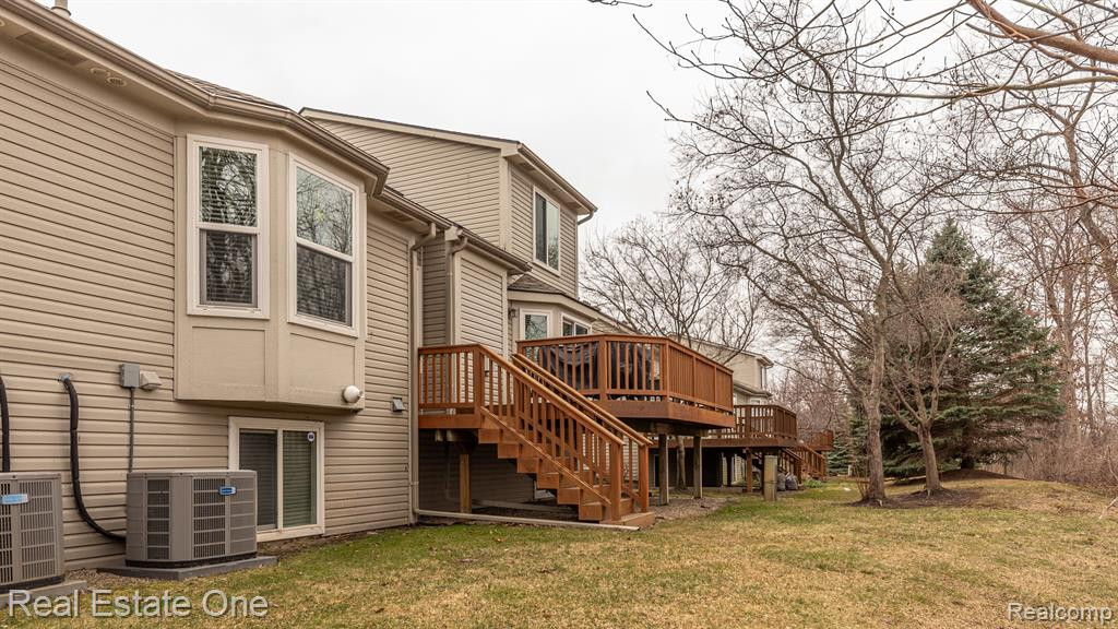 793 WOODHAVEN Drive, Commerce Twp, MI 48390 — Photo 6