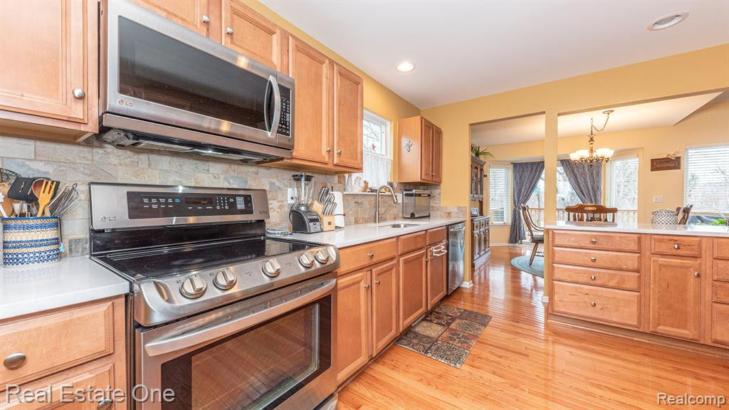 793 WOODHAVEN Drive, Commerce Twp, MI 48390 — Photo 16