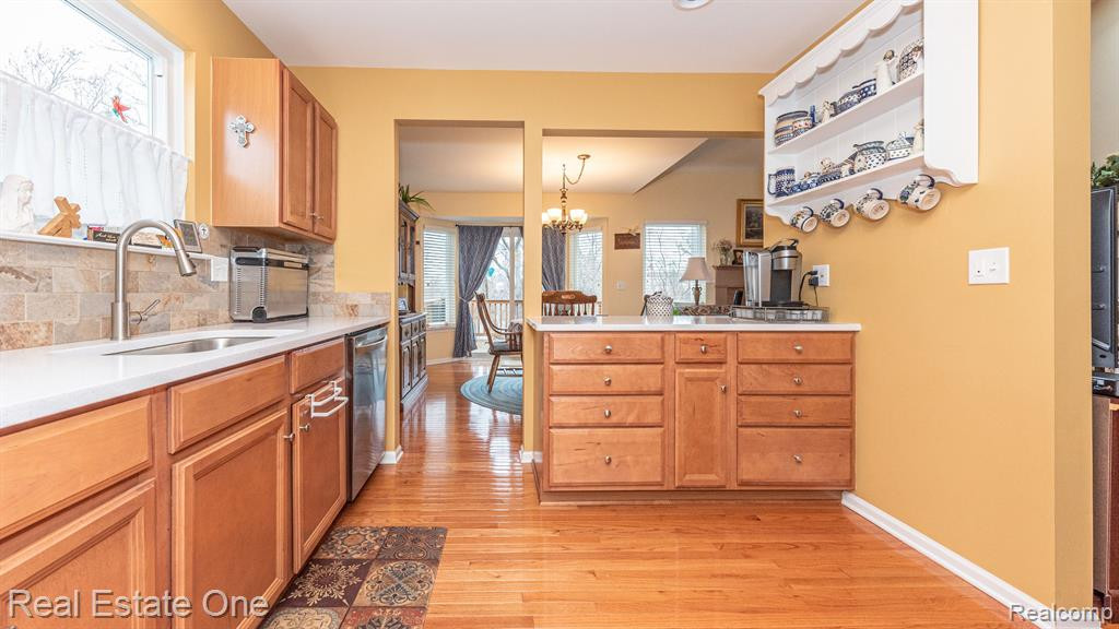 793 WOODHAVEN Drive, Commerce Twp, MI 48390 — Photo 17