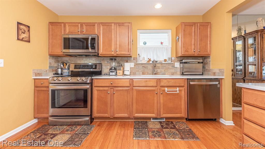 793 WOODHAVEN Drive, Commerce Twp, MI 48390 — Photo 18