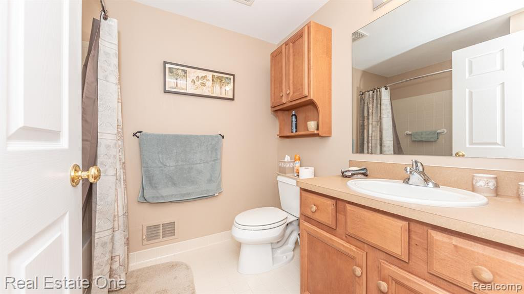 793 WOODHAVEN Drive, Commerce Twp, MI 48390 — Photo 35