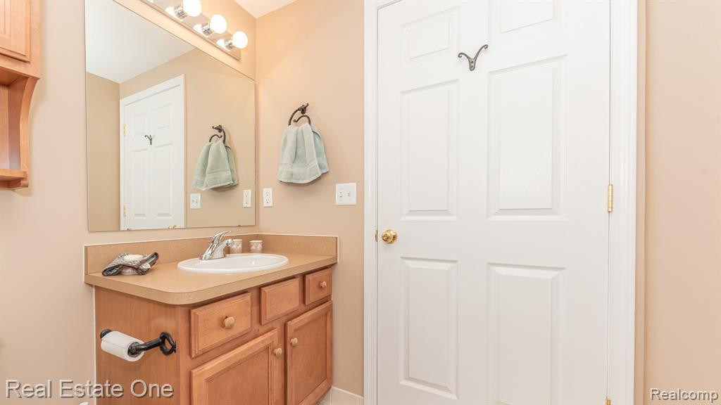 793 WOODHAVEN Drive, Commerce Twp, MI 48390 — Photo 36