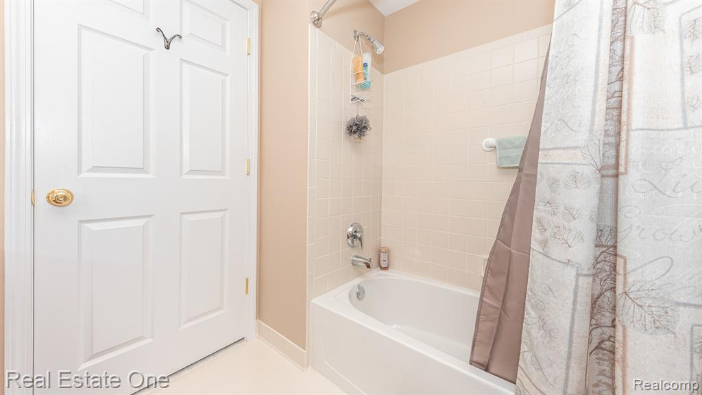 793 WOODHAVEN Drive, Commerce Twp, MI 48390 — Photo 37
