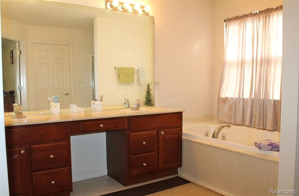 49617 LANSDOWNE Street, Canton, MI 48188 — Photo 51
