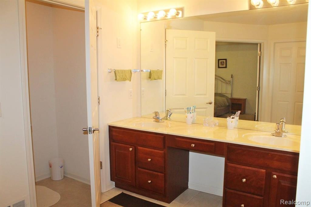 49617 LANSDOWNE Street, Canton, MI 48188 — Photo 54