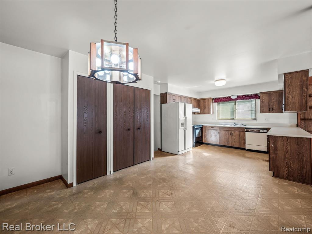 823 WESLEY Drive, Troy, MI 48098 — Photo 5