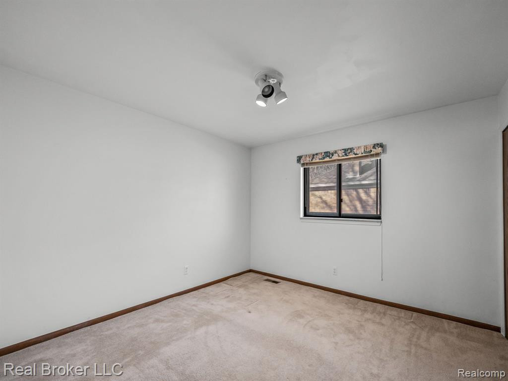 823 WESLEY Drive, Troy, MI 48098 — Photo 24