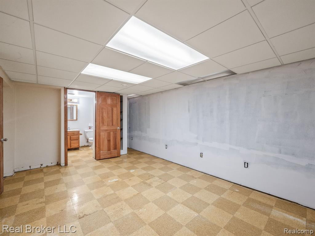 823 WESLEY Drive, Troy, MI 48098 — Photo 29