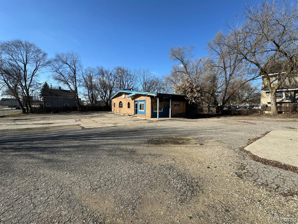 925 E OAKLAND Avenue, Lansing, MI 48906 — Photo 14