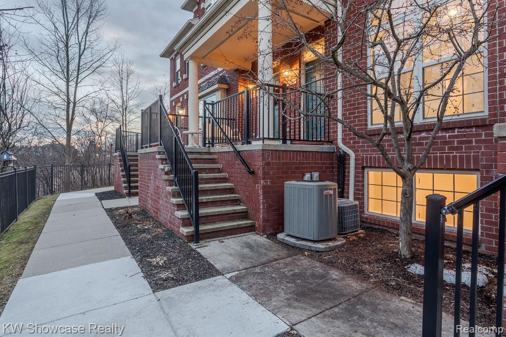 664 VILLAGE Lane, Milford, MI 48381 — Photo 3