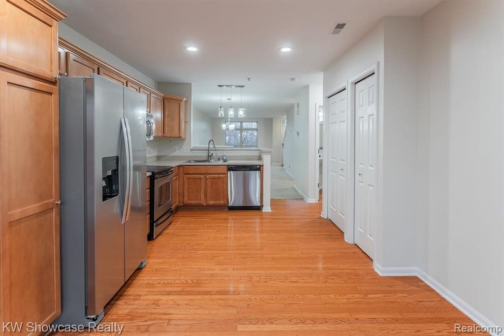 664 VILLAGE Lane, Milford, MI 48381 — Photo 10