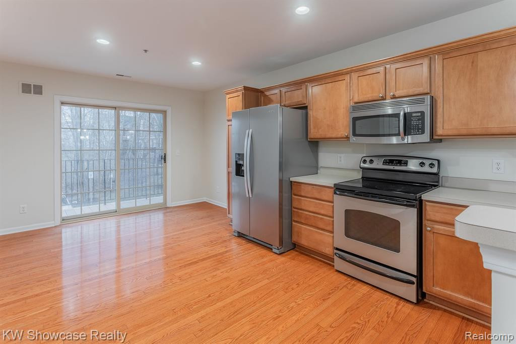 664 VILLAGE Lane, Milford, MI 48381 — Photo 11