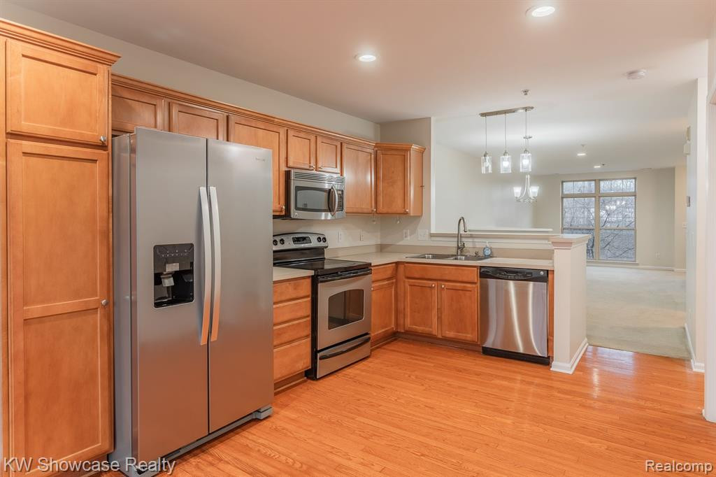 664 VILLAGE Lane, Milford, MI 48381 — Photo 12