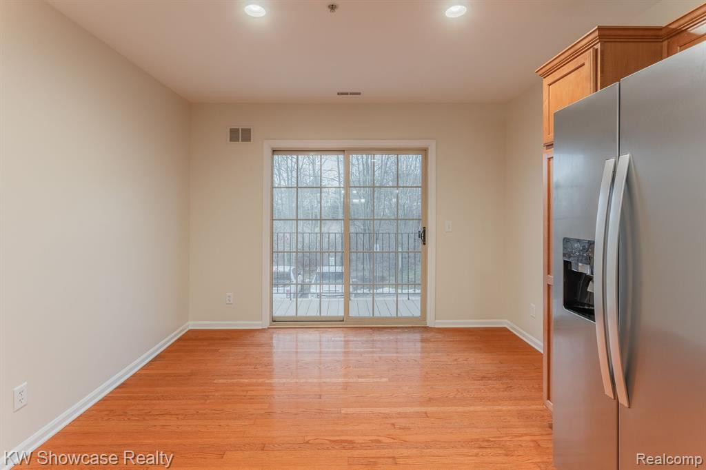 664 VILLAGE Lane, Milford, MI 48381 — Photo 13