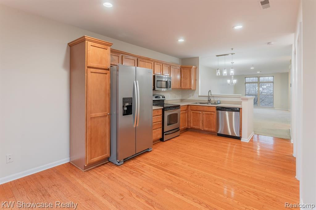 664 VILLAGE Lane, Milford, MI 48381 — Photo 14