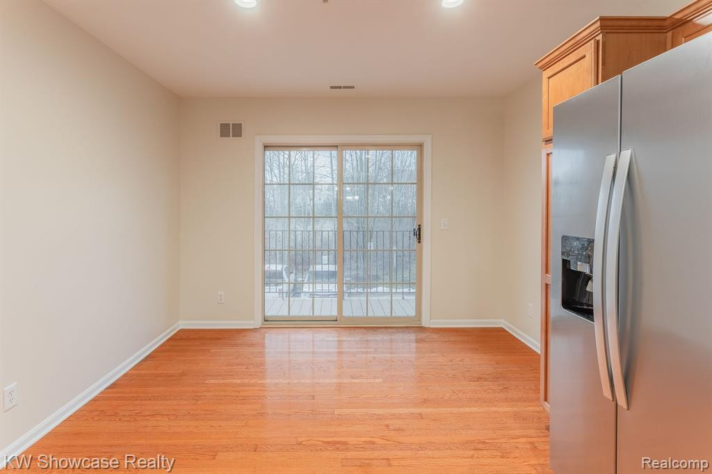 664 VILLAGE Lane, Milford, MI 48381 — Photo 15