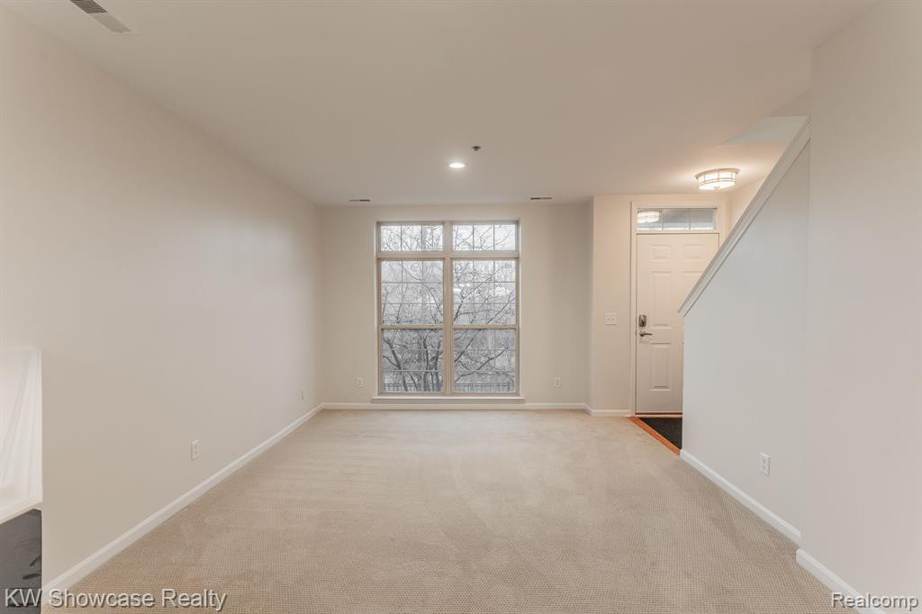 664 VILLAGE Lane, Milford, MI 48381 — Photo 21