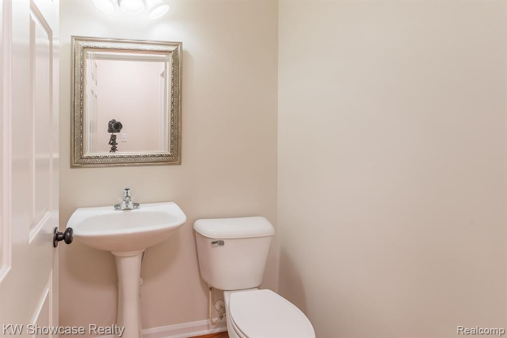 664 VILLAGE Lane, Milford, MI 48381 — Photo 25