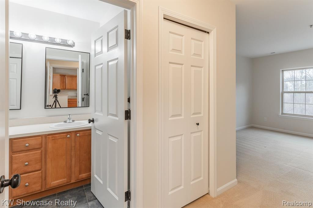 664 VILLAGE Lane, Milford, MI 48381 — Photo 28