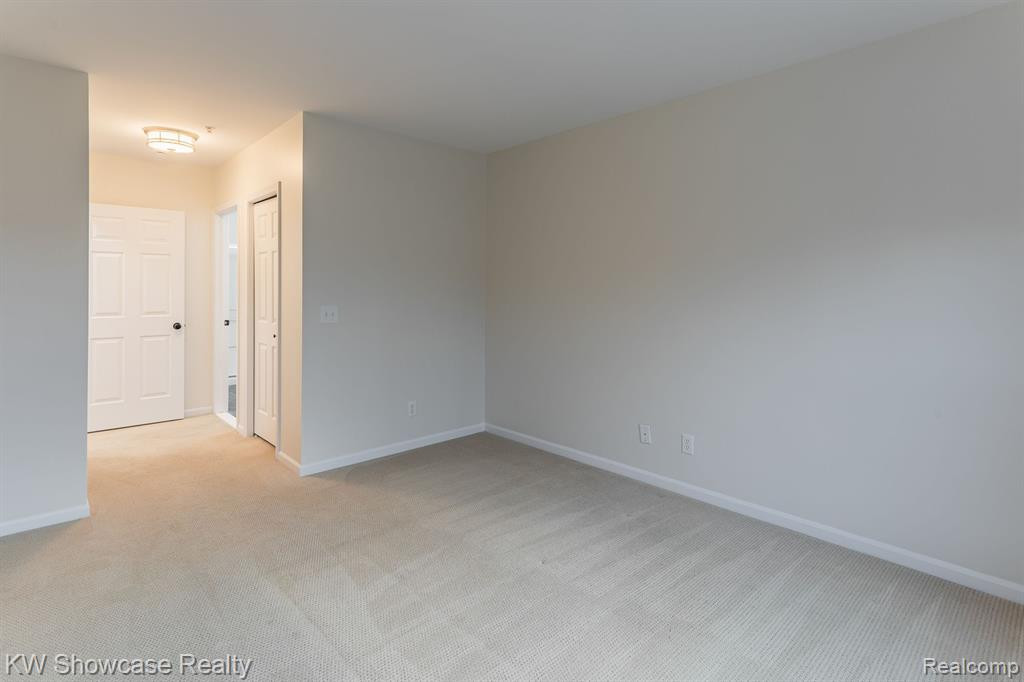 664 VILLAGE Lane, Milford, MI 48381 — Photo 30
