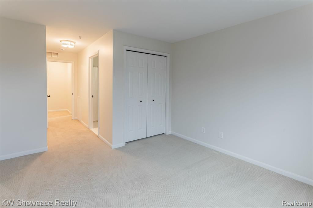 664 VILLAGE Lane, Milford, MI 48381 — Photo 32