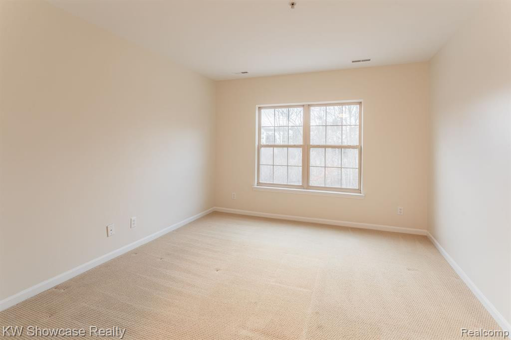 664 VILLAGE Lane, Milford, MI 48381 — Photo 33