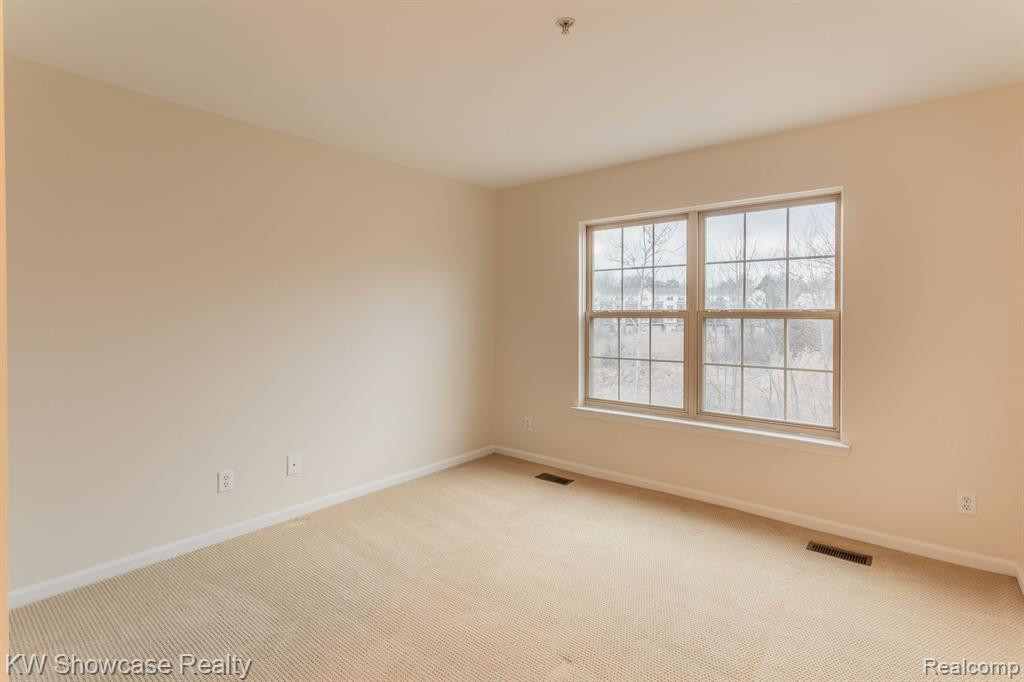 664 VILLAGE Lane, Milford, MI 48381 — Photo 37