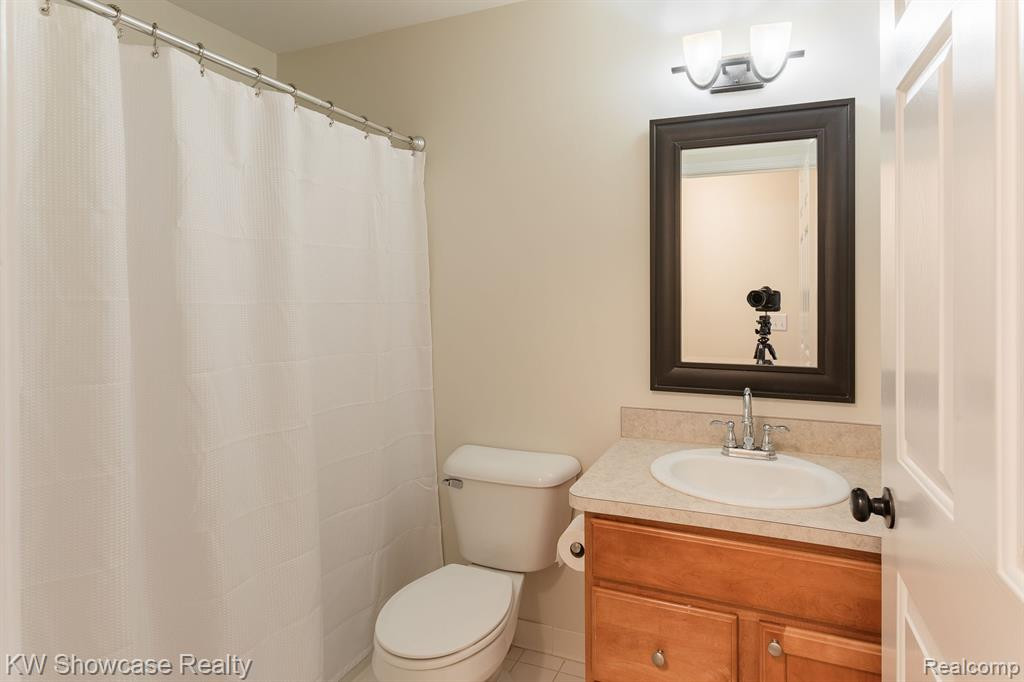 664 VILLAGE Lane, Milford, MI 48381 — Photo 38
