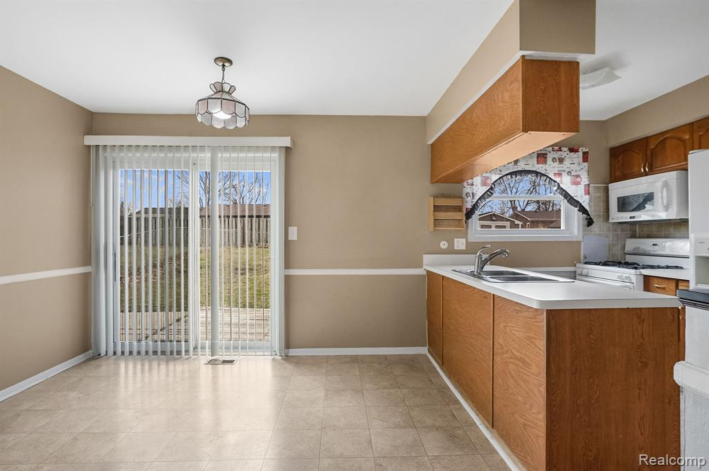 458 HOLLYWOOD Drive, Saline, MI 48176 — Photo 4