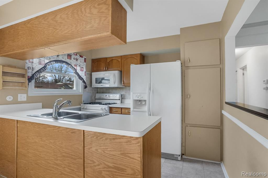 458 HOLLYWOOD Drive, Saline, MI 48176 — Photo 5