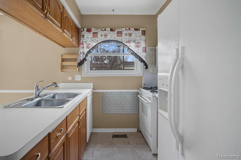 458 HOLLYWOOD Drive, Saline, MI 48176 — Photo 6
