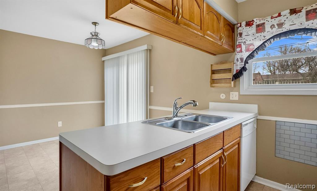 458 HOLLYWOOD Drive, Saline, MI 48176 — Photo 8