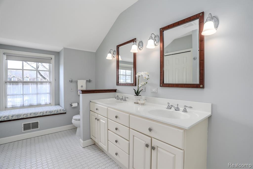 594 CHESTERFIELD Avenue, Birmingham, MI 48009 — Photo 21
