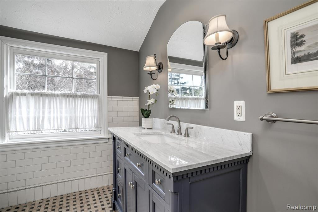 594 CHESTERFIELD Avenue, Birmingham, MI 48009 — Photo 24