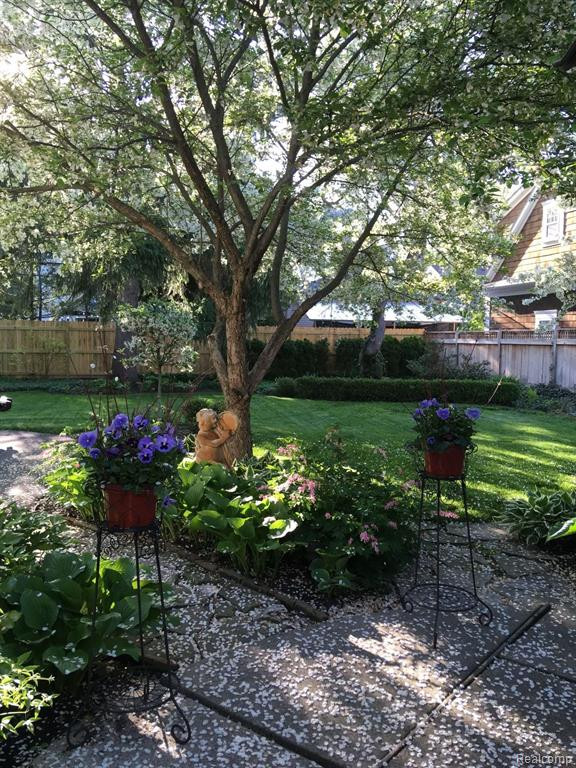 594 CHESTERFIELD Avenue, Birmingham, MI 48009 — Photo 32