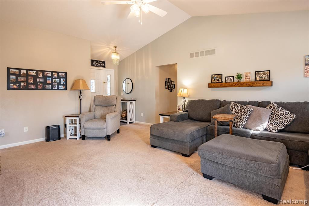 6098 HEDGEROW Circle, Grand Blanc, MI 48439 — Photo 8