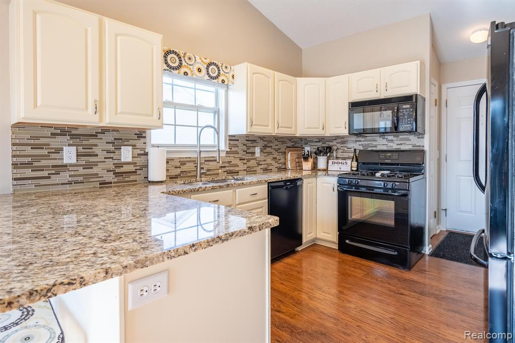 6098 HEDGEROW Circle, Grand Blanc, MI 48439 — Photo 11