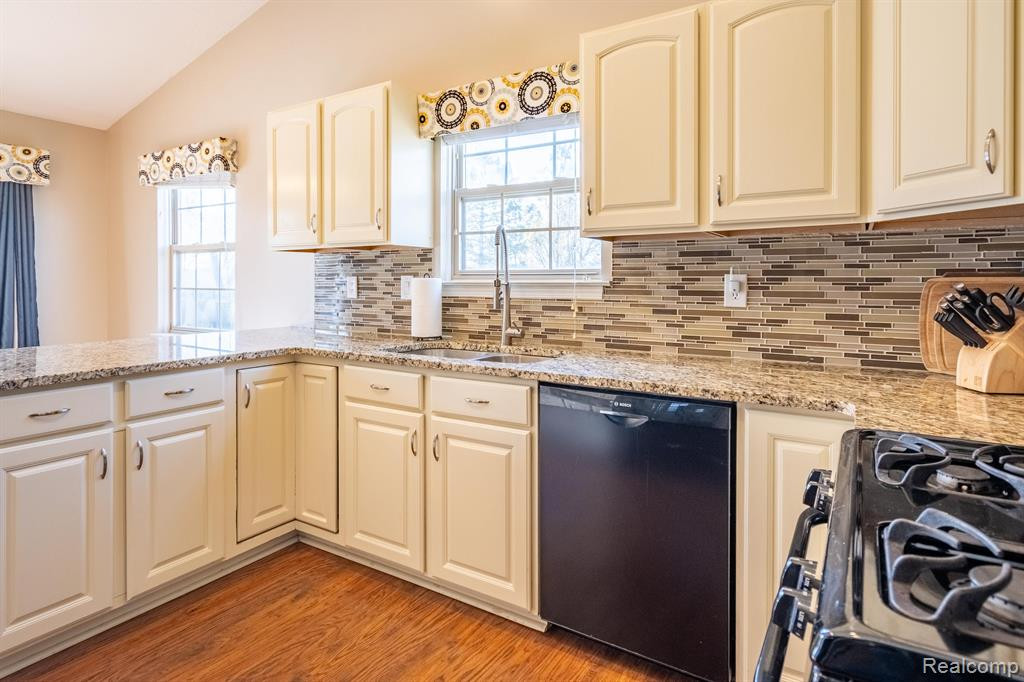 6098 HEDGEROW Circle, Grand Blanc, MI 48439 — Photo 12