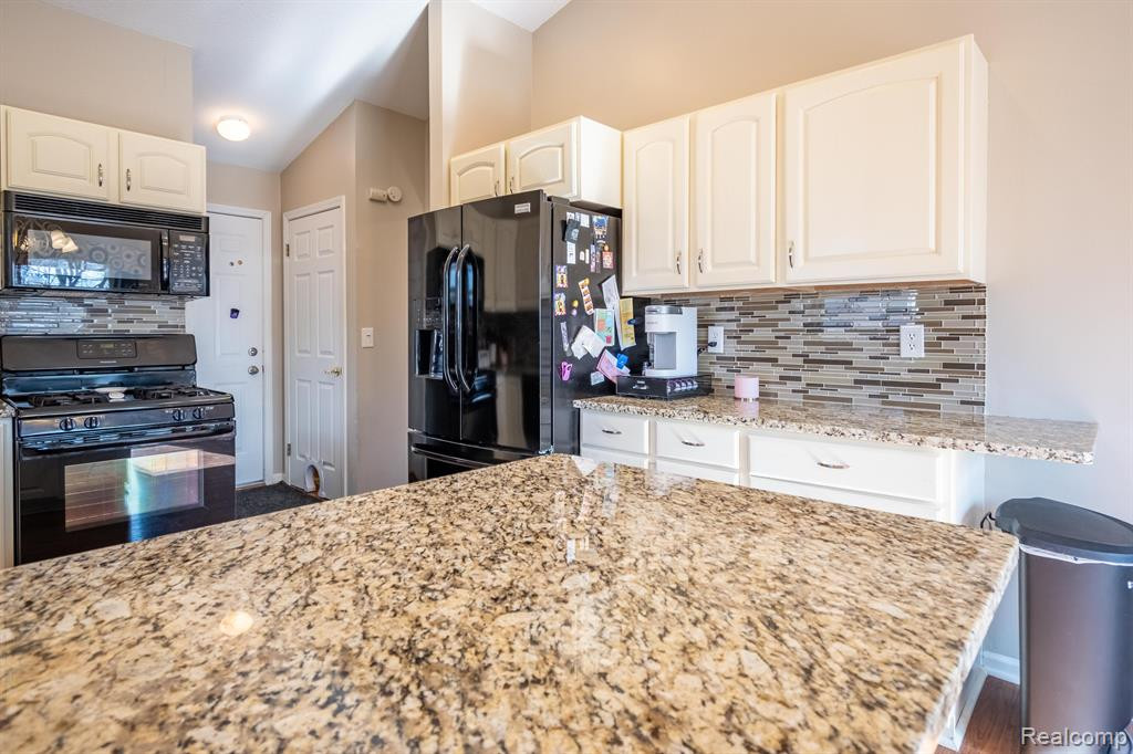 6098 HEDGEROW Circle, Grand Blanc, MI 48439 — Photo 14